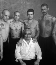 Danzig Baldaev com alguns dos criminosos que retratou