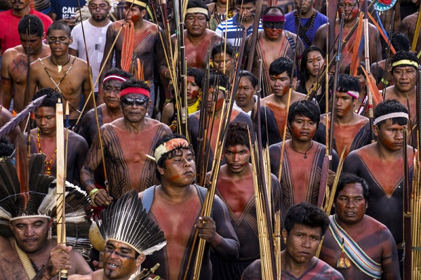 Braslia, 25/04/2016 Passeata da Manifestao Nacional Indgena, chega ao congresso nacional e recebida com bombas de gs lacrimogneo pela polcia. Fotos: Rogrio Assis / Greenpeace