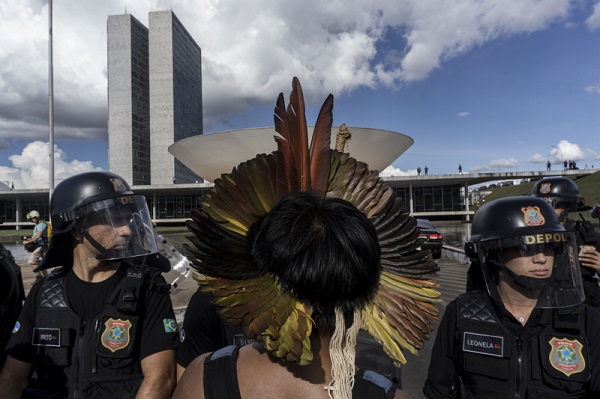 Brasília, 25/04/2016 Passeata da Manifestação Nacional Indígena, chega ao congresso nacional e é recebida com bombas de gás lacrimogêneo pela polícia. Fotos: Rogério Assis / Greenpeace