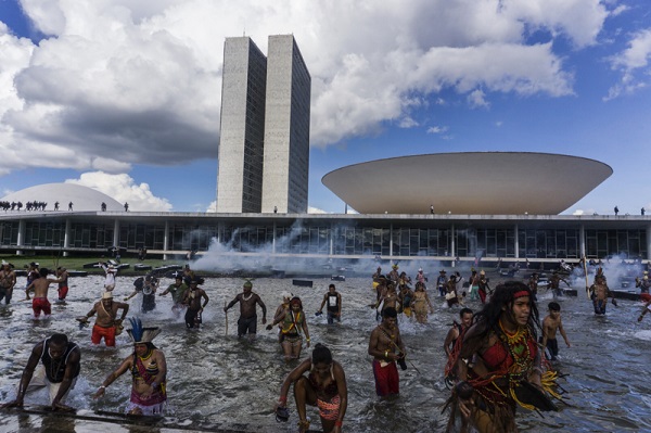 Brasília, 25/04/2016 Passeata da Manifestação Nacional Indígena, chega ao congresso nacional e é recebida com bombas de gás lacrimogêneo pela polícia. Fotos: Rogério Assis / Greenpeace