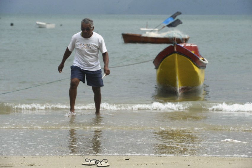 Ilha da Marambaia (RJ) - O pescador Elcio Santana na praia da Pescaria Velha (Tânia Rêgo/Agência Brasil)