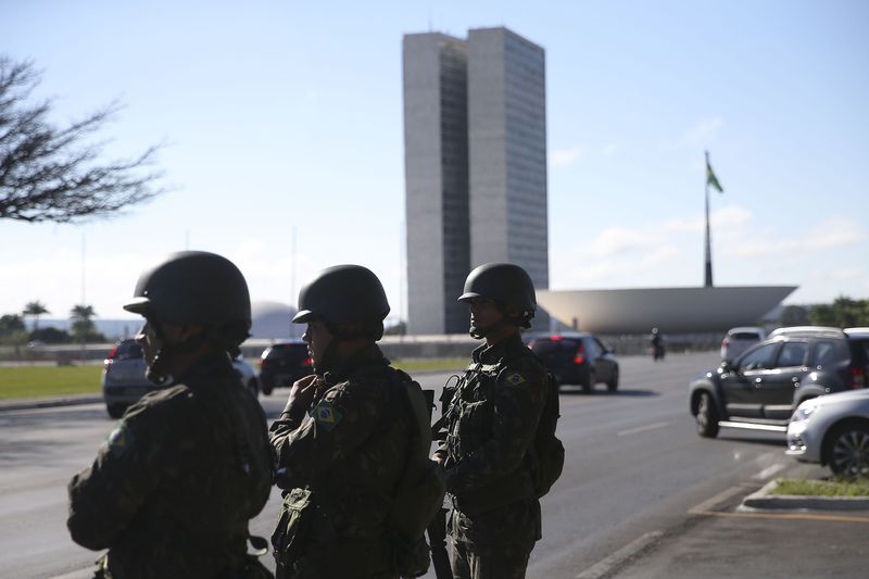 (Soldados do Exército na Esplanada. Foto: José Cruz/Agência Brasil)