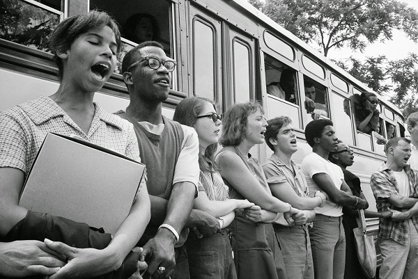 (Negros e brancos viajam juntos ao Mississippi contra o racismo em 1964)