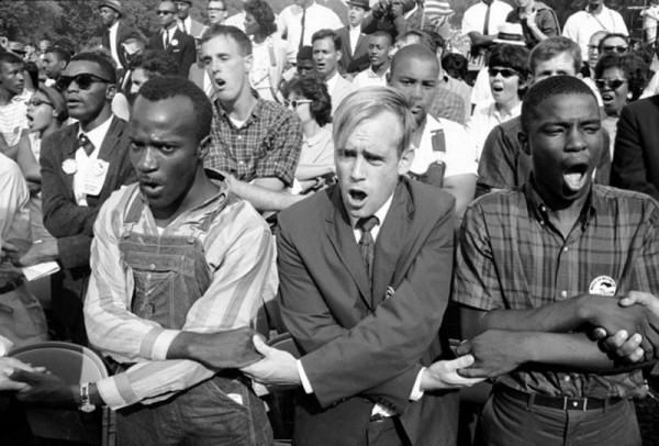 (Negros e brancos juntos com Martin Luther King em 1963)