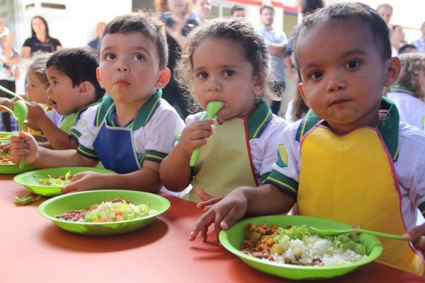 (Crianças comem a merenda em escola da Paraíba. Foto: Isadora Ferreira/ONU)