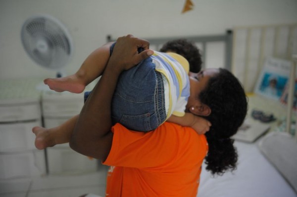 (Presa em Bangu com seu bebê. Foto: Tania Rêgo/Agência Brasil)