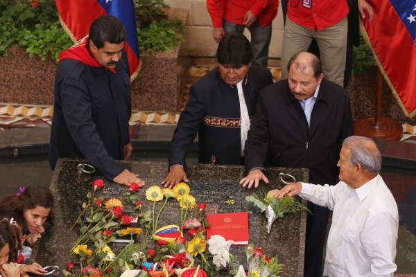 (Maduro, Evo e Ortega no túmulo de Chávez em 2016. Foto: AVN/ABI )