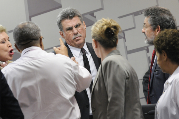 (O senador Paulo Paim, de costas, com o dedo na cara de Romero Jucá. Foto: Pedro França/Agência Senado)