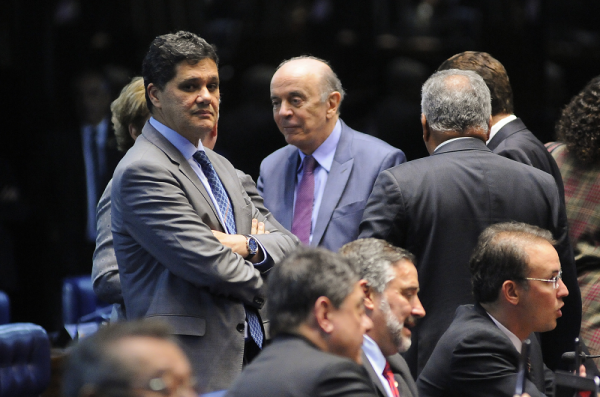 (Os senadores Ricardo Ferraço e José Serra. Foto: Pedro França/Agência Senado)
