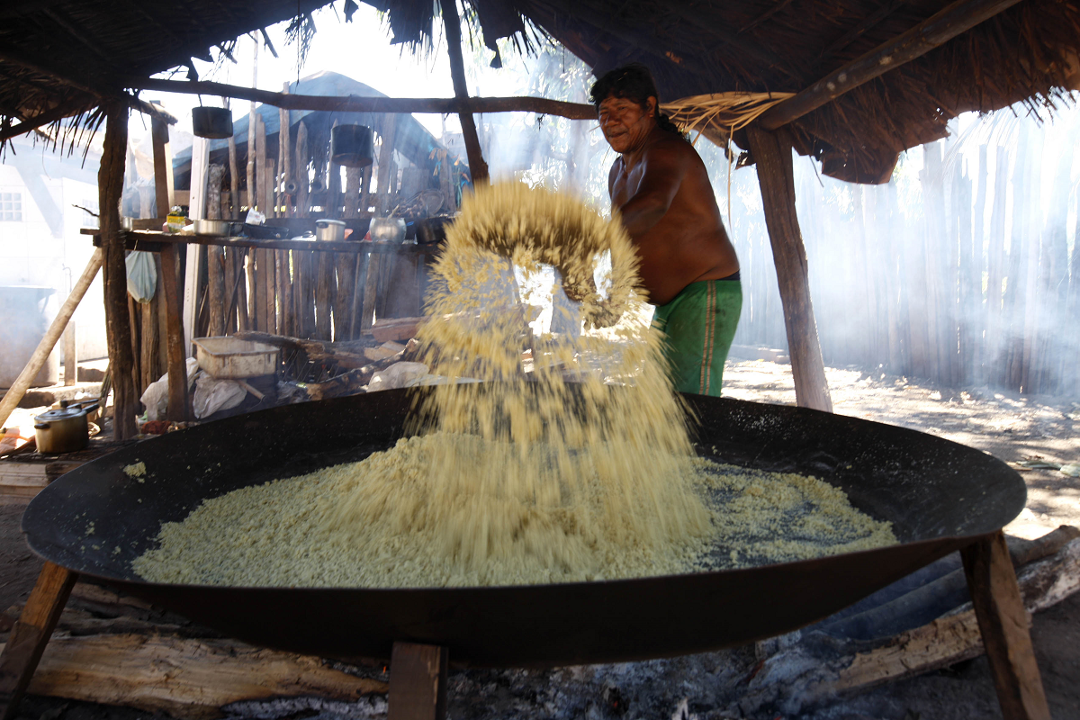 Índio caiapó fazendo farinha em São Félix do Xingu-PA 